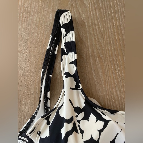 MICHAEL Michael Kors Deep Back White/ Black Floral Ruffle One Piece L46625; 8 - Picture 3 of 8